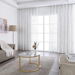 Rideau élégant pour salon moderne, accentuant la luminosité naturelle de la pièce. Décoration intérieure au style minimaliste, mettant en valeur des couleurs neutres et un design épuré. Idéal pour ajouter une touche de sophistication à votre espace de vie.