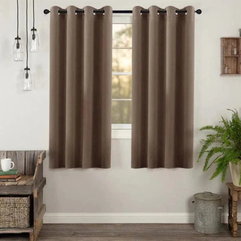 Rideau élégant marron pour salon, offrant une ambiance chaleureuse et moderne. Idéal pour ajouter une touche de style raffinée tout en préservant l'intimité. Accessoire déco incontournable pour chaque intérieur tendance.