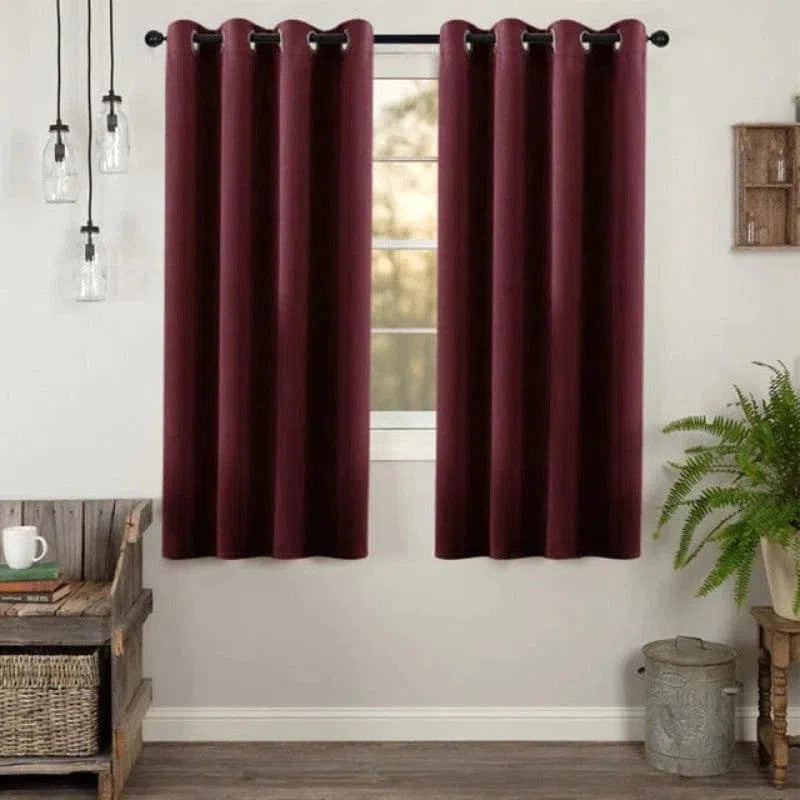 Rideaux occultants prune suspendus dans un salon moderne, créant une ambiance chaleureuse et élégante. L'ajout parfait pour une décoration intérieure chic et fonctionnelle.