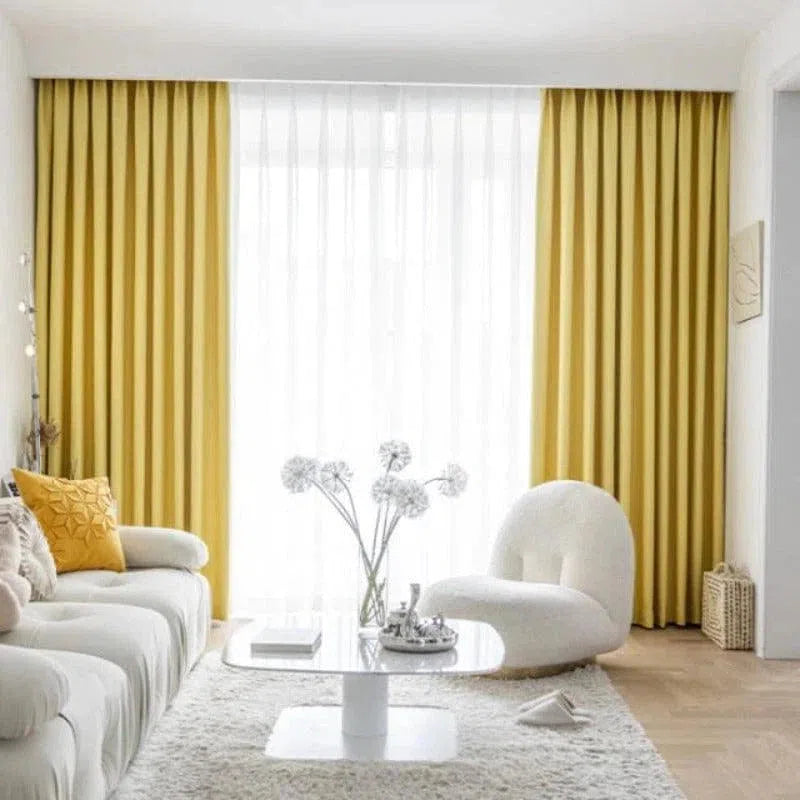 Salon moderne avec rideaux jaunes élégants, illuminant la pièce de manière harmonieuse. Décoration intérieure sophistiquée, alliant confort et style. Idéal pour une ambiance conviviale et accueillante.
