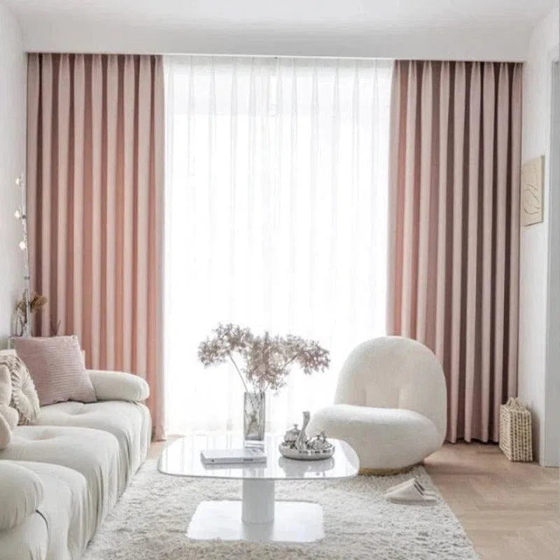 Rideaux élégants rose pâle pour salon moderne, ajoutant une touche de sophistication et d'intimité. Décorez votre intérieur avec ces rideaux tendance qui filtrent la lumière pour une ambiance chaleureuse. Idéal pour salon chic et contemporain.