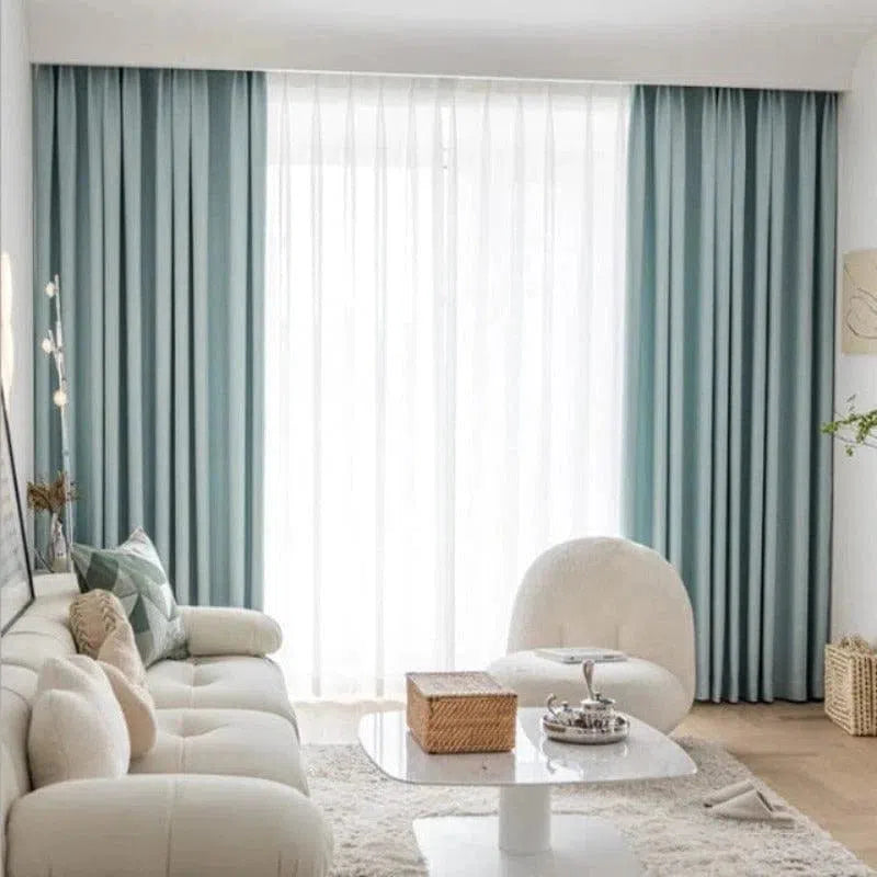 Rideau élégant de couleur bleu pastel idéal pour un salon moderne, apportant une touche raffinée et apaisante à votre intérieur. Ce modèle de rideau se marie parfaitement avec des meubles contemporains, créant une atmosphère douce et harmonieuse. Facile à installer, il est parfait pour ceux qui cherchent à améliorer l'esthétique de leur espace de vie.