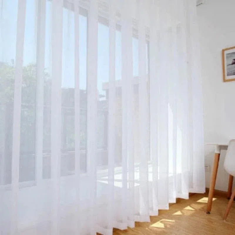Rideau blanc élégant pour salon, parfait pour une ambiance lumineuse et aérée. Idéal pour filtrer la lumière naturelle tout en préservant l'intimité de votre espace de vie. Design moderne adapté à tout type de décoration intérieure. Accessoire décoratif indispensable pour embellir vos fenêtres.