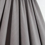 Rideau plissé gris élégant, idéal pour ajouter une touche moderne et sophistiquée à votre intérieur. Parfait pour la décoration de salon ou de chambre, il offre une excellente occultation tout en apportant du style à vos espaces de vie. Facile à installer, ce rideau s'harmonise avec diverses palettes de couleurs. Solution parfaite pour rehausser votre décoration intérieure tout en assurant intimité et confort.