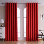 Rideau rouge élégant pour salon, suspendu devant une porte-fenêtre. Design moderne avec œillets. Accessoire décoratif idéal pour une ambiance chaleureuse et contemporaine dans votre intérieur. Parfait pour ajouter une touche de couleur à votre décoration.