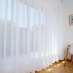 Rideau blanc transparent moderne pour salon, laisse passer la lumière naturelle tout en préservant l'intimité, idéal pour espaces élégants et lumineux, adapté aux grandes fenêtres.