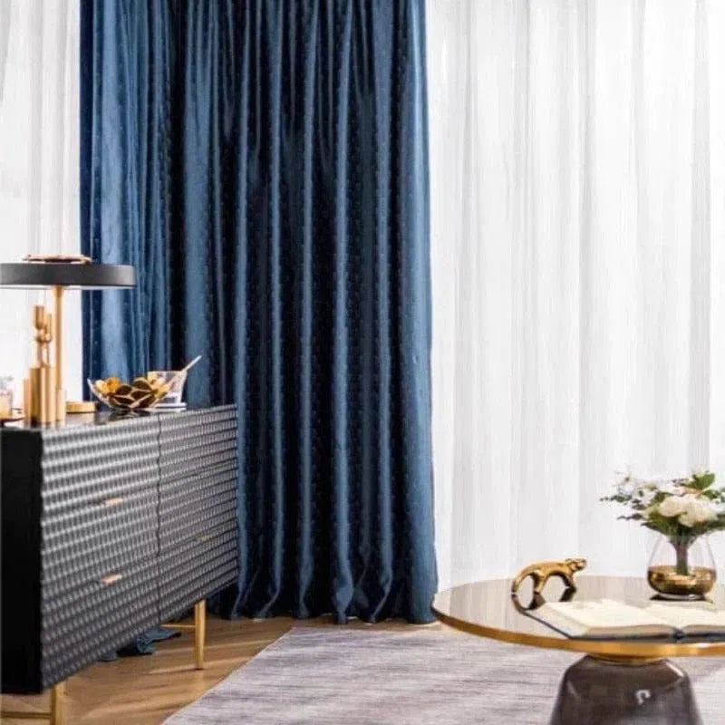 Rideau bleu élégant pour salon moderne, idéal pour ajouter une touche sophistiquée à votre décoration intérieure. Ce modèle s'intègre parfaitement aux intérieurs contemporains, créant une ambiance chaleureuse et accueillante. Parfait pour filtrer la lumière tout en préservant l'intimité de votre espace.