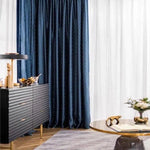 Rideau bleu élégant pour salon moderne, idéal pour ajouter une touche sophistiquée à votre décoration intérieure. Ce modèle s'intègre parfaitement aux intérieurs contemporains, créant une ambiance chaleureuse et accueillante. Parfait pour filtrer la lumière tout en préservant l'intimité de votre espace.