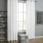 Rideaux blancs élégants pour salon lumineux, accompagnés d'un pouf moderne. Décoration intérieure contemporaine avec étagère industrielle et tableau mural. Idéal pour embellir vos fenêtres et apporter une touche chic à votre espace de vie.