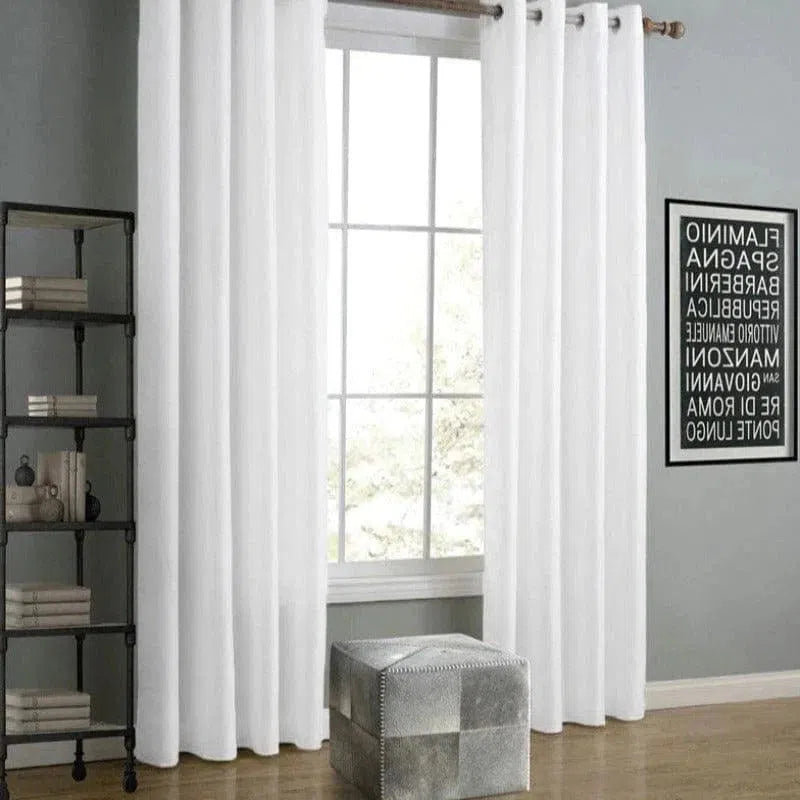 Rideaux blancs élégants pour salon lumineux, accompagnés d'un pouf moderne. Décoration intérieure contemporaine avec étagère industrielle et tableau mural. Idéal pour embellir vos fenêtres et apporter une touche chic à votre espace de vie.