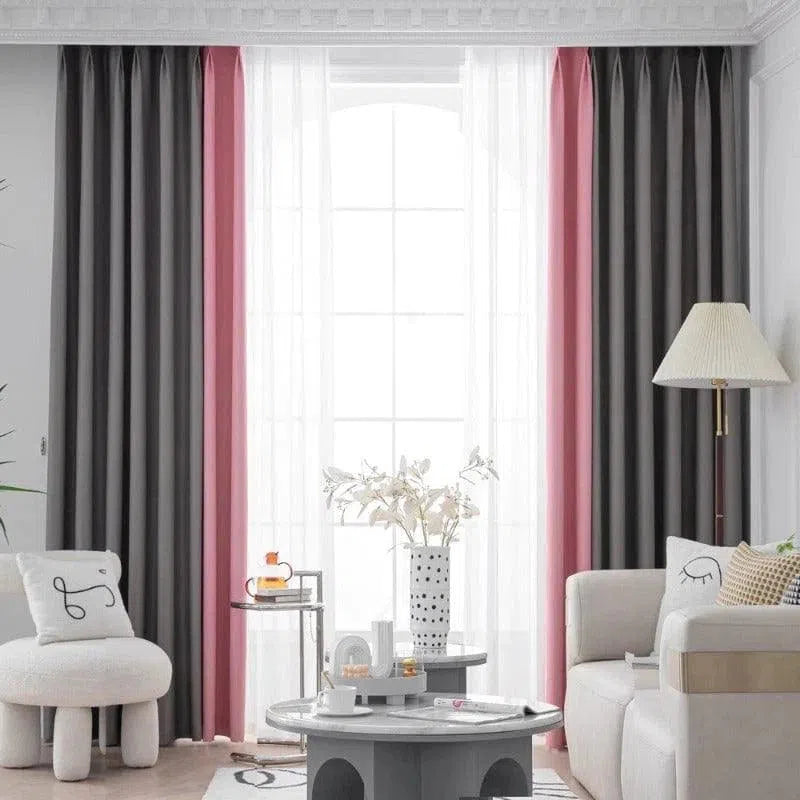 Rideaux élégants pour salon moderne avec une combinaison de couleurs grises et roses, créant une ambiance chaleureuse et accueillante. Décoration intérieure raffinée avec fauteuil confortable, lampe sur pied et tables basses design. Parfait pour ajouter une touche contemporaine à votre espace de vie.