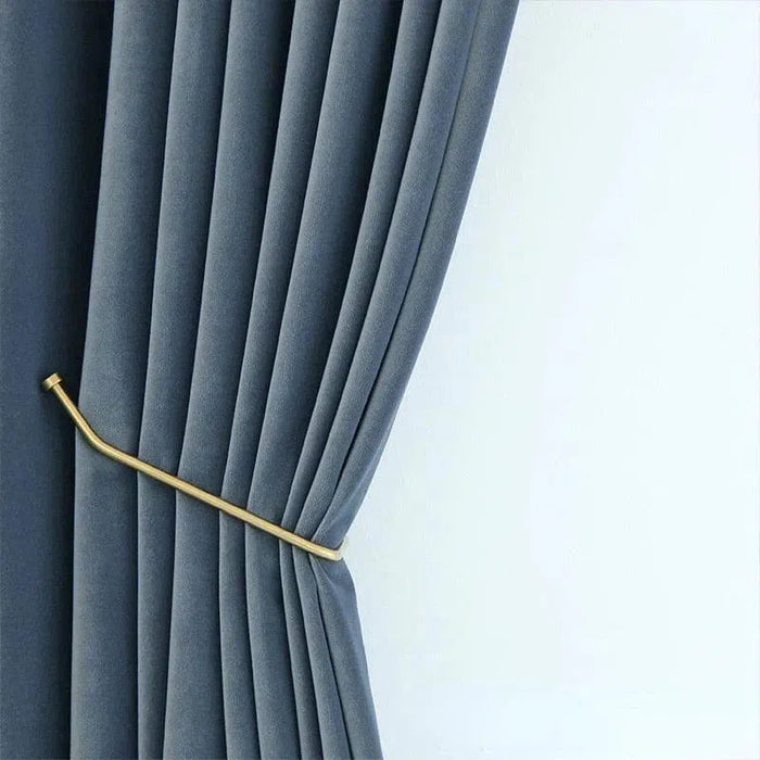 Rideau bleu élégant avec embrasse dorée, design contemporain parfait pour salon moderne. Ajoute une touche chic à votre intérieur tout en offrant une belle gestion de la lumière. Accessoire idéal pour décoration de fenêtre sophistiquée.