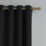 Rideau opaque noir avec œillets, idéal pour une chambre ou un salon. Ce design élégant apporte intimité et style à votre intérieur. La tringle en bois ajoute une touche naturelle et chaleureuse. Facile à installer, ce rideau est parfait pour créer une ambiance contemporaine et sobre. Adapté pour réduire la lumière et améliorer l'isolation thermique de votre pièce.