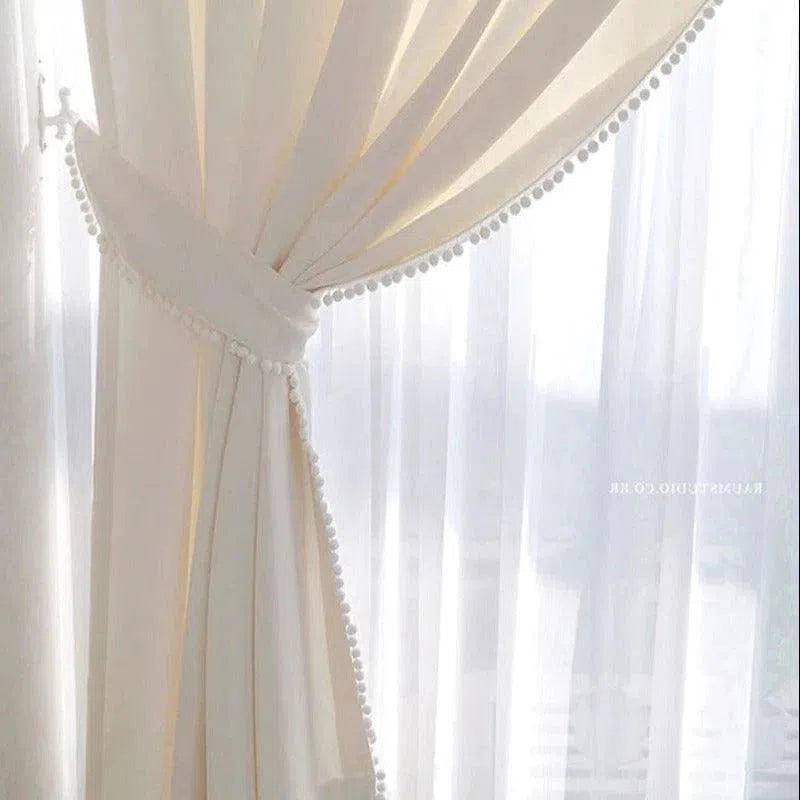 Rideau blanc élégant avec bordure à pompons décoratifs, parfait pour ajouter une touche sophistiquée à tout intérieur. Rideau lumineux idéal pour salon ou chambre, offrant une ambiance douce et accueillante. Accessoire de décoration maison chic et moderne.