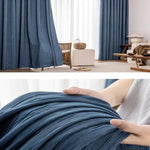 Rideaux opaques bleu foncé pour salon moderne, décor élégant et ambiance chaleureuse. Disponibles en plusieurs dimensions pour s'adapter à tout type de fenêtre. Idéals pour bloquer la lumière dans la chambre ou apporter une touche de style dans votre espace de vie. Parfaits pour une décoration intérieure contemporaine.