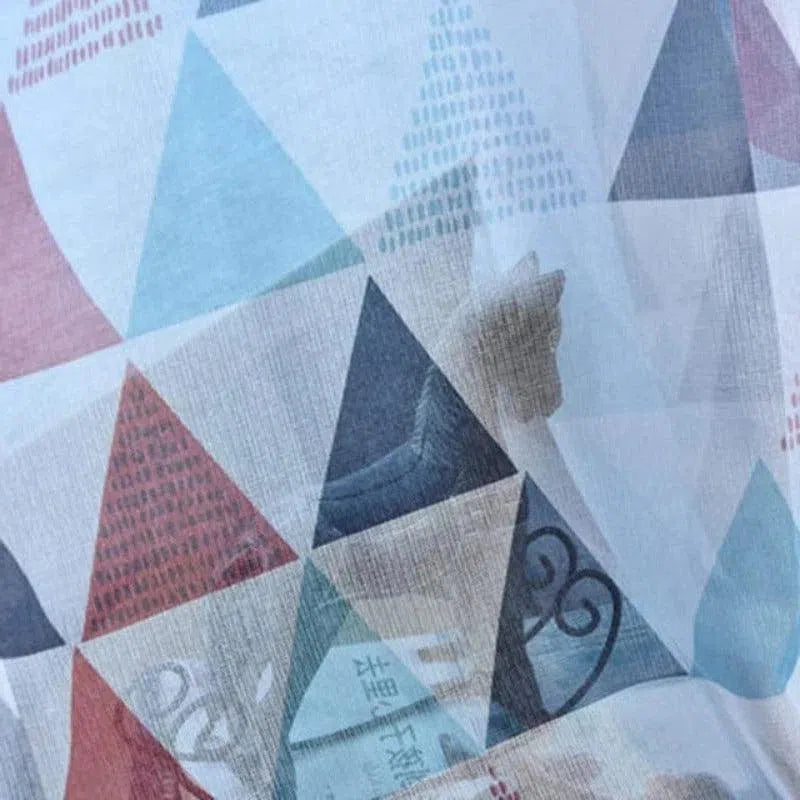 Rideau décoratif moderne avec motifs géométriques triangulaires multicolores. Idéal pour ajouter une touche contemporaine à votre salon ou chambre. Design unique et coloré pour une ambiance conviviale et chaleureuse. Accessoire parfait pour personnaliser votre intérieur.