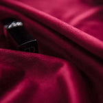 Texte alternatif : "Rideau en velours rouge luxueux, texture douce et raffinée, idéal pour une décoration d'intérieur élégante et contemporaine."