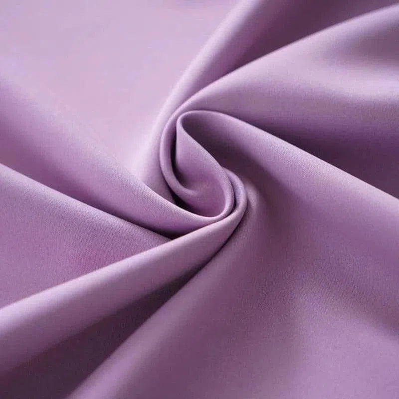 Rideau élégant de couleur lavande, idéal pour ajouter une touche de sophistication et de modernité à votre intérieur. Parfait pour le salon ou la chambre, ce rideau est conçu pour s'adapter à différents styles de décoration tout en offrant une ambiance apaisante.