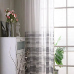 Rideau décoratif moderne avec motif dégradé gris, ajoutant une touche élégante et contemporaine à un salon ou une chambre. Ce rideau transparent permet de filtrer doucement la lumière tout en maintenant l'intimité. Idéal pour une décoration intérieure chaleureuse et stylée. Parfait pour créer une ambiance accueillante et apaisante.