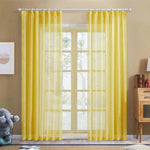 Rideaux lumineux jaunes ajoutant une touche de couleur et d'élégance à une pièce, parfaits pour laisser entrer la lumière naturelle tout en préservant l'intimité. Accessoire idéal pour un salon moderne ou une chambre accueillante.