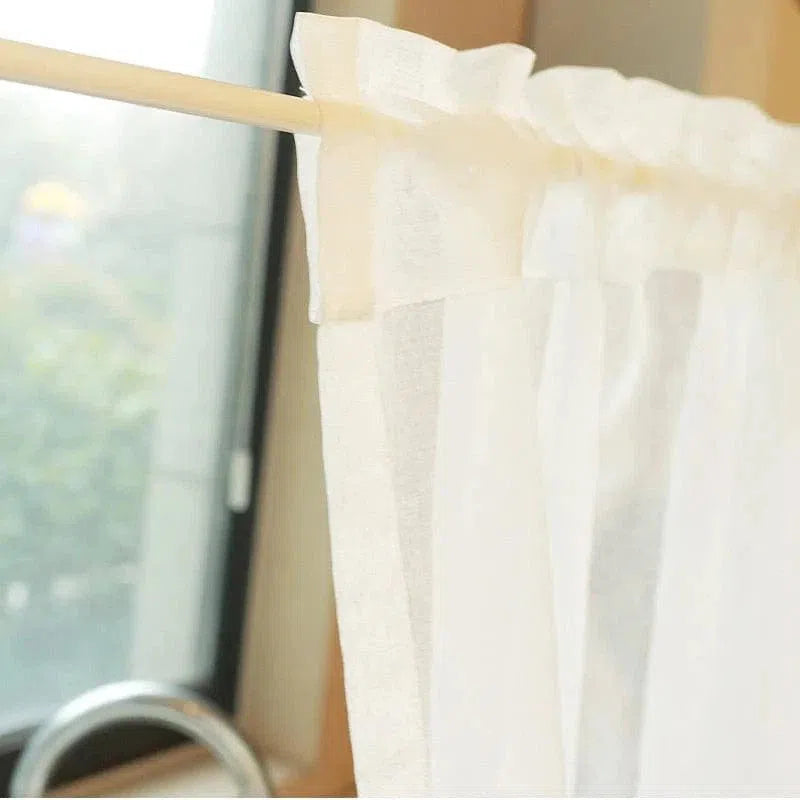 Rideau de fenêtre blanc élégant pour une décoration intérieure lumineuse. Parfait pour laisser passer la lumière naturelle tout en préservant l'intimité. Idéal pour le salon, la chambre ou la cuisine. Installation facile avec une tringle standard. Apportez une touche de sobriété et de fraîcheur à votre espace avec ce rideau intemporel.