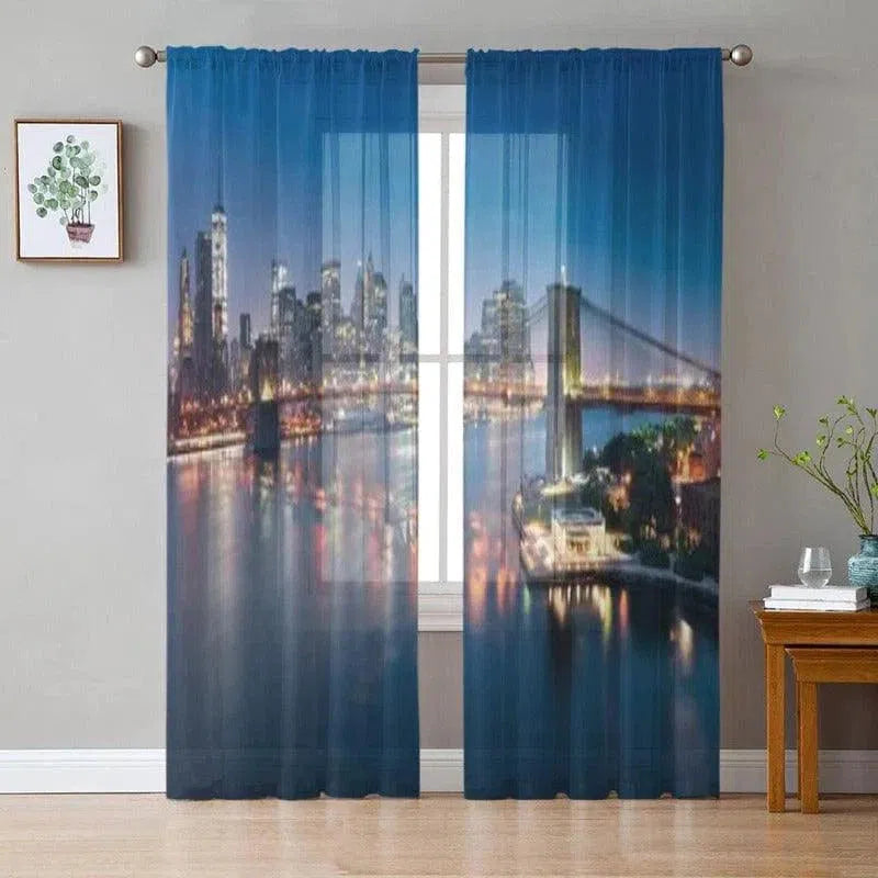 Rideau avec motif nocturne de la ville, parfait pour apporter une ambiance urbaine à votre intérieur. Décor panoramique élégant idéal pour les chambres modernes. Accessoire décoratif pour transformer votre pièce avec une vue imprenable sur un pont illuminé et une skyline emblématique.