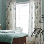Chambre lumineuse avec rideaux à motif floral, offrant un style naturel et élégant. Idéale pour créer une ambiance apaisante et chaleureuse, cette décoration s’harmonise parfaitement avec des couleurs douces. Parfait pour ajouter une touche de nature à votre intérieur et rehausser la décoration de votre espace de vie.