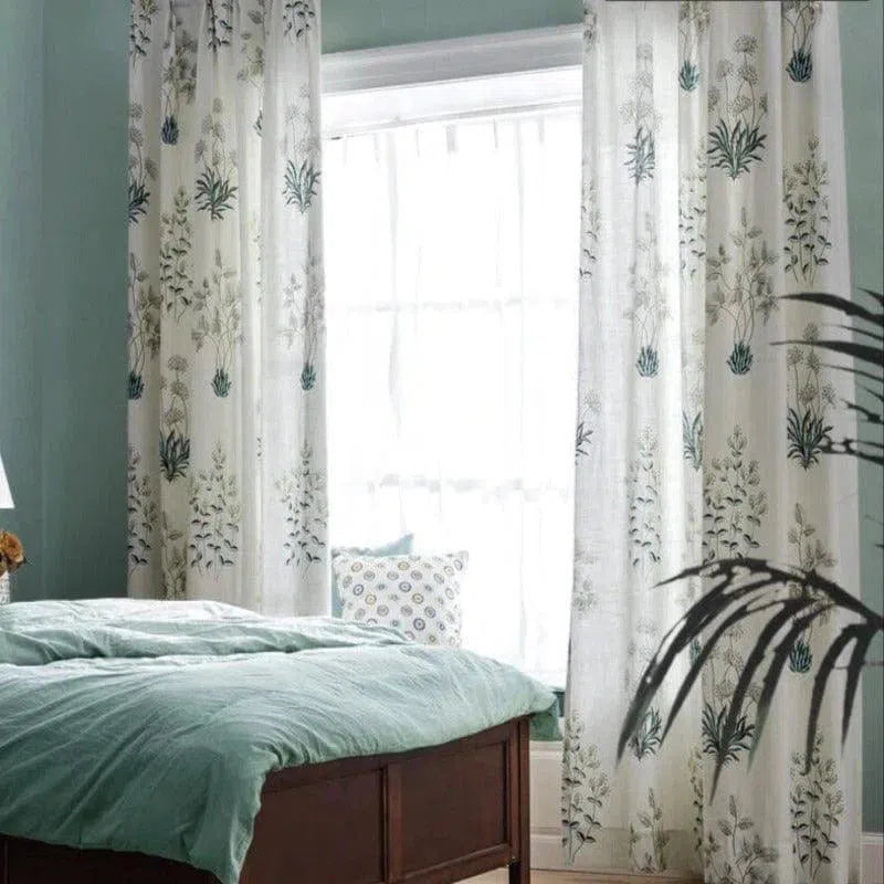 Chambre lumineuse avec rideaux à motif floral, offrant un style naturel et élégant. Idéale pour créer une ambiance apaisante et chaleureuse, cette décoration s’harmonise parfaitement avec des couleurs douces. Parfait pour ajouter une touche de nature à votre intérieur et rehausser la décoration de votre espace de vie.
