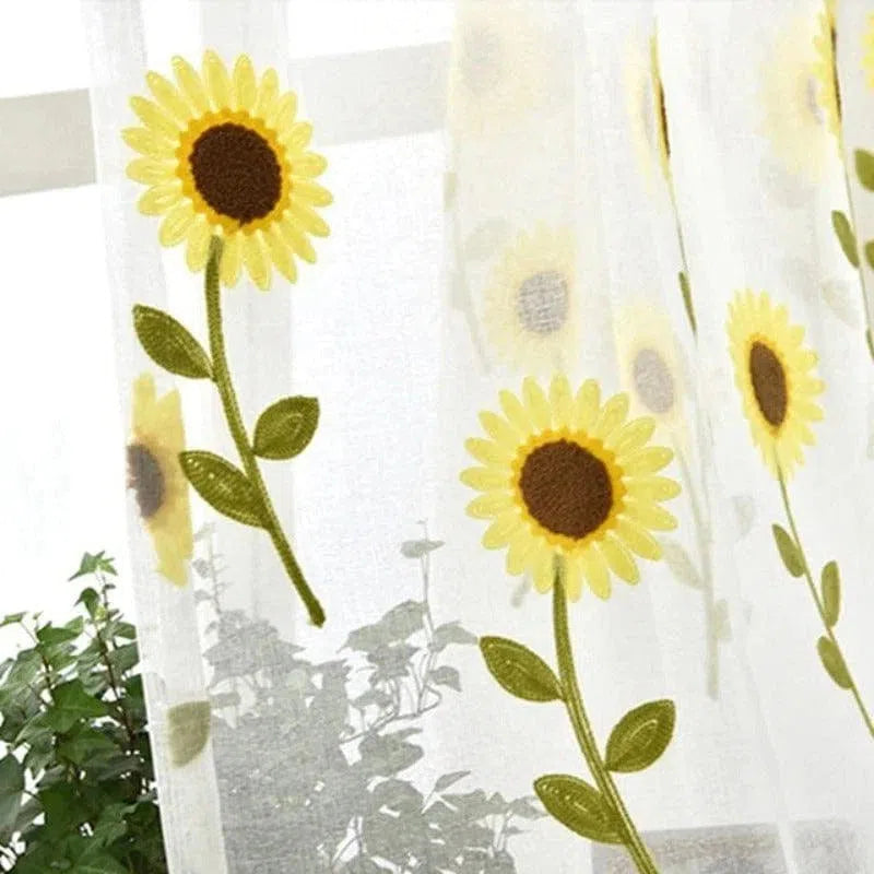 Rideau décoratif aux motifs de tournesols lumineux, idéal pour ajouter une touche de nature et de fraîcheur à votre intérieur. Ce rideau est parfait pour illuminer une pièce tout en apportant une ambiance chaleureuse et accueillante. Adapté pour le salon, la chambre ou la cuisine, il s'intègre facilement à tout style de décoration. Profitez de son charme floral pour transformer votre espace de vie.
