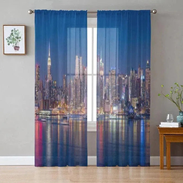 Rideaux imprimés avec vue panoramique sur une ville illuminée la nuit, ajoutant une touche moderne et urbaine à votre intérieur. Parfaits pour embellir votre salon ou chambre à coucher, ces rideaux avec motif de skyline offrent une décoration élégante et sophistiquée. Faciles à installer, ils créent une ambiance cosmopolite propice à la détente et à l'évasion.