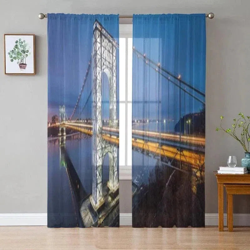 Rideau décoratif avec impression pont de nuit, idéal pour sublimer votre intérieur. Parfait pour les amateurs d'architecture urbaine. Ajoutez une touche moderne et élégante à votre salon ou chambre avec ce design original. Facile à installer, ce rideau offre une belle vue sur un célèbre pont illuminé, transformant votre pièce en un espace accueillant et contemporain.