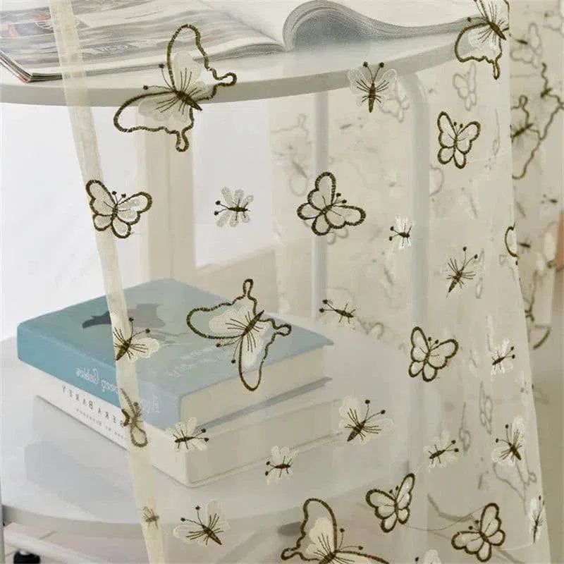 Voilage décoratif motif papillons, idéal pour créer une ambiance légère et élégante dans votre salon ou chambre. Parfait pour ajouter une touche de fantaisie à votre intérieur tout en laissant passer la lumière naturelle. Accessoire tendance pour sublimer vos fenêtres avec style.