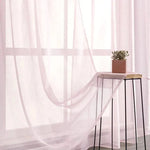 Voilage élégant rose clair pour fenêtre, parfait pour ajouter une touche lumineuse à votre intérieur. Décoration de salon avec un petit pot de fleurs pour une ambiance chaleureuse et accueillante. Idéal pour filtrer la lumière tout en préservant l'intimité de votre espace.