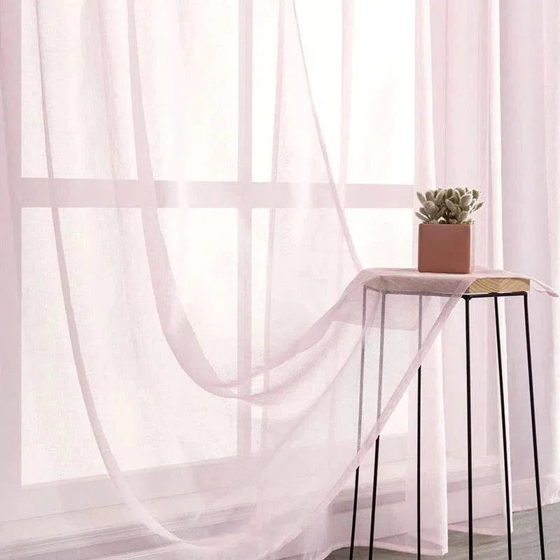 Voilage élégant rose clair pour fenêtre, parfait pour ajouter une touche lumineuse à votre intérieur. Décoration de salon avec un petit pot de fleurs pour une ambiance chaleureuse et accueillante. Idéal pour filtrer la lumière tout en préservant l'intimité de votre espace.