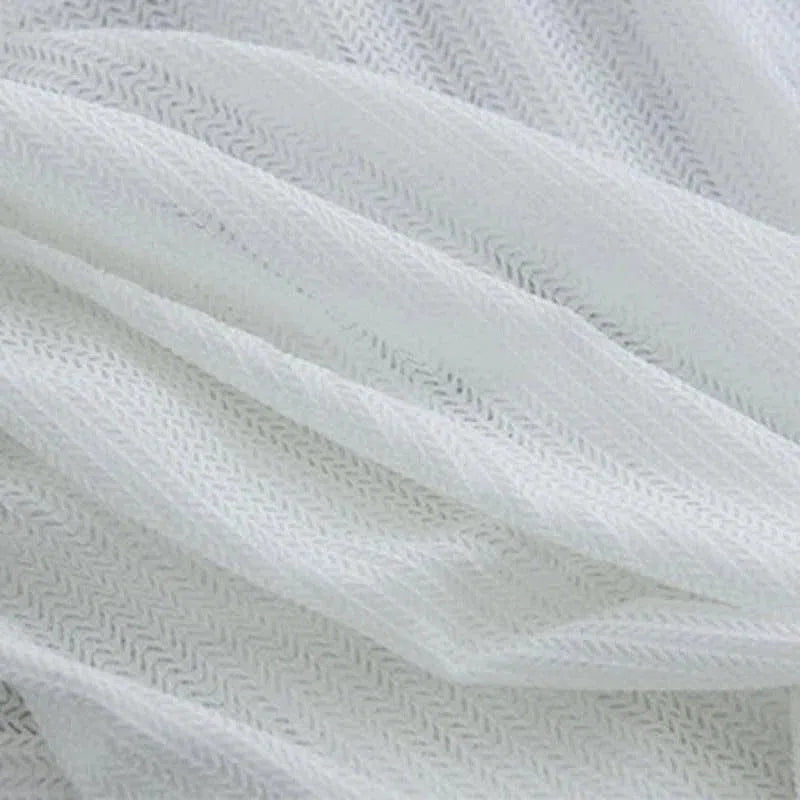 Texture délicate d'un tissu blanc avec motifs géométriques subtils, idéal pour des projets créatifs ou de décoration intérieure. Découvrez ce design élégant qui apporte une touche raffinée et moderne à tout espace.