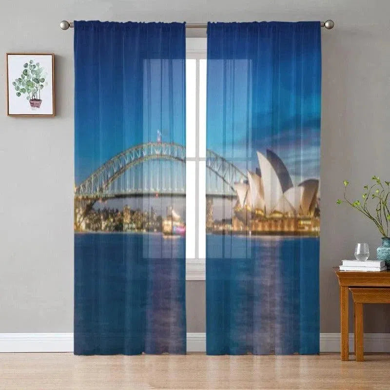 Rideaux décoratifs avec imprimé urbain montrant un paysage célèbre, idéal pour embellir votre salon ou chambre. Ces rideaux modernes ajoutent une touche d'élégance et de voyage à votre intérieur. Transformez votre espace en un lieu de détente avec ce motif panoramique. Accessoire parfait pour les amateurs de décoration originale.
