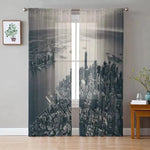 Rideaux avec motif urbain panoramique, parfaits pour ajouter une touche moderne à votre salon ou chambre. Design architectural de grande ville, idéal pour les amateurs de décoration intérieure contemporaine et de vues citadines. Transformez votre espace en introduisant un élément visuel captivant qui évoque l'énergie urbaine.