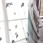 Rideau élégant avec motifs floraux sur fond translucide, idéal pour apporter une touche de fraîcheur et de luminosité à votre intérieur. Ce modèle est parfait pour le salon, la chambre ou n'importe quelle pièce nécessitant une décoration aérienne et raffinée. Ajoutez une ambiance douce et naturelle à votre espace avec ce rideau au design délicat et moderne.