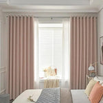 Rideaux opaques roses suspendus dans une chambre moderne avec une décoration apaisante, mettant en valeur une ambiance douce et relaxante. Parfait pour ajouter une touche esthétique et chaleureuse à votre intérieur tout en préservant votre intimité.