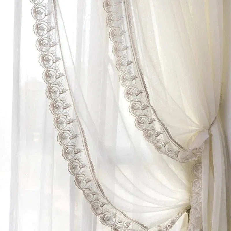 Rideau en voile translucide avec délicate bordure en dentelle, idéal pour donner une touche élégante et lumineuse à votre intérieur. Parfait pour les fenêtres de salon et de chambre, ce rideau ajoute une ambiance chic et sophistiquée à votre décoration.