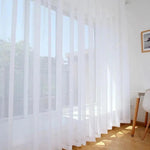 Rideau blanc transparent pour salon moderne, lumière naturelle filtrée, décoration intérieure élégante, voilage, ameublement, ambiance lumineuse et aérée, style minimaliste, textile maison.