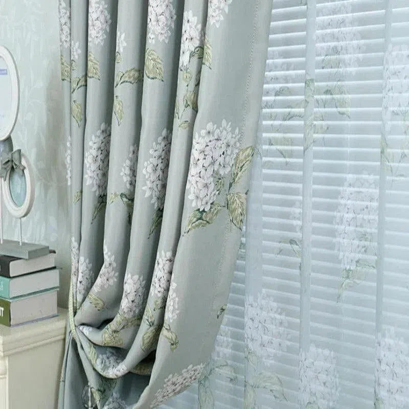 Rideau élégant aux motifs floraux, couleur douce et apaisante, idéal pour ajouter une touche de sophistication à votre décoration intérieure. Parfait pour les salons ou chambres, ce rideau crée une ambiance chaleureuse et raffinée.