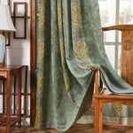 Rideau en velours vert avec motifs floraux dorés, parfait pour ajouter une touche élégante et sophistiquée à votre salon ou chambre. Conçu pour bloquer la lumière et offrir une intimité maximale, ce rideau est idéal pour un intérieur chic et moderne. Accessoire incontournable pour la décoration de maison.