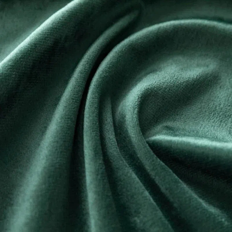 Rideau élégant vert foncé ondulé, idéal pour ajouter une touche de sophistication et de confort à votre intérieur. Ce rideau moderne et stylé s'adapte parfaitement aux salons, chambres ou bureaux, apportant une ambiance chaleureuse et accueillante.