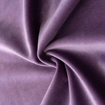 Riche tissu de rideau en velours violet, idéal pour ajouter une touche élégante et sophistiquée à votre intérieur. Le matériau doux et luxueux de ce rideau violet profond offre une opacité parfaite pour l'intimité et la protection contre la lumière, tout en améliorant la décoration de votre salon ou chambre. Parfait pour les décors contemporains ou classiques.