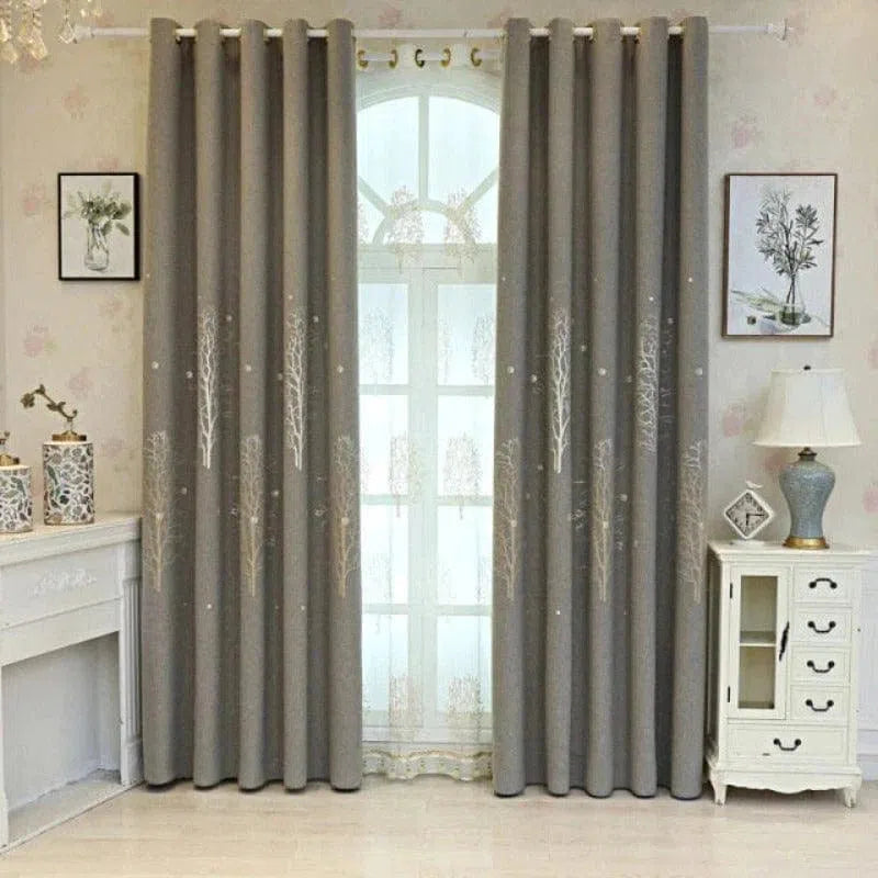 Rideau élégant gris avec motif d'arbres, idéal pour salon moderne. Ce rideau confère une ambiance cosy et nature à votre intérieur. Parfait pour la décoration de fenêtres de style contemporain, il procure une touche sophistiquée et apaisante à toute pièce. Adapté aux décorations raffinées, ce rideau s'intègre harmonieusement dans divers environnements domestiques.