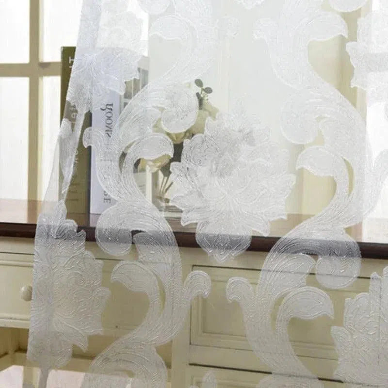 Rideau transparent avec motifs floraux élégants, idéal pour ajouter une touche de sophistication à votre intérieur. Ce voilage décoratif laisse entrer la lumière naturelle tout en préservant votre intimité, parfait pour le salon ou la chambre. Accessoire incontournable pour une décoration moderne et chic.