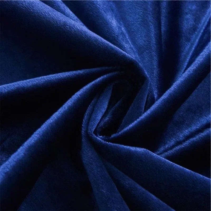 Tissu bleu profond, idéal pour la confection de vêtements élégants. Texture douce et luxueuse, parfaite pour des robes, vestes et accessoires chics. Idéal pour ajouter une touche de sophistication à votre garde-robe.