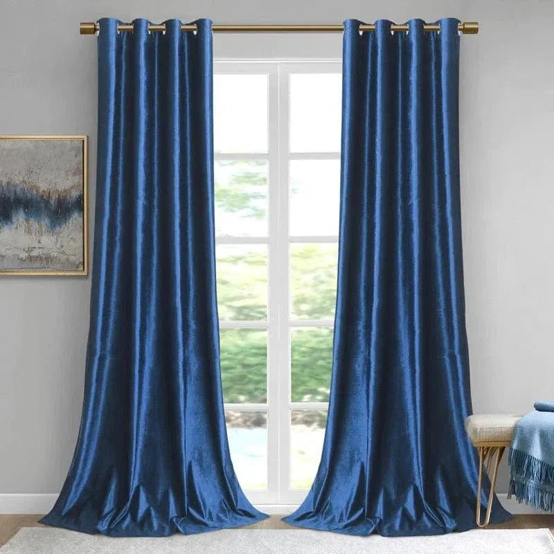 Rideaux bleu vif pour salon, élégants et contemporains, habillant une grande fenêtre avec tringle en métal doré. Idéal pour ajouter une touche de couleur et de sophistication à votre décoration intérieure.
