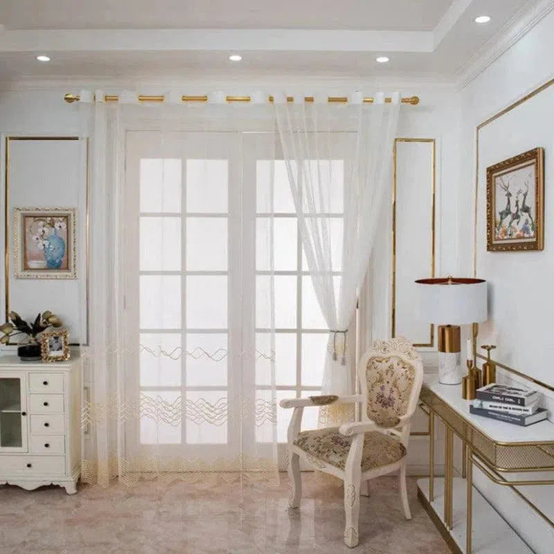 Voilage blanc élégant pour salon moderne – Décoration raffinée et lumineuse. Idéal pour embellir votre intérieur avec style. S'intègre parfaitement dans un espace au design classique ou contemporain. Choix idéal pour créer une ambiance chaleureuse et accueillante.